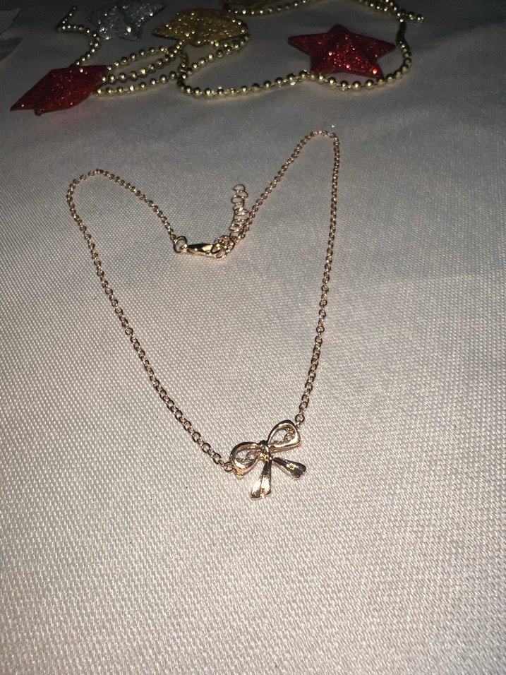 Kurdele detaylı altın rengi kaplamalı çelik kolye - Görsel 2