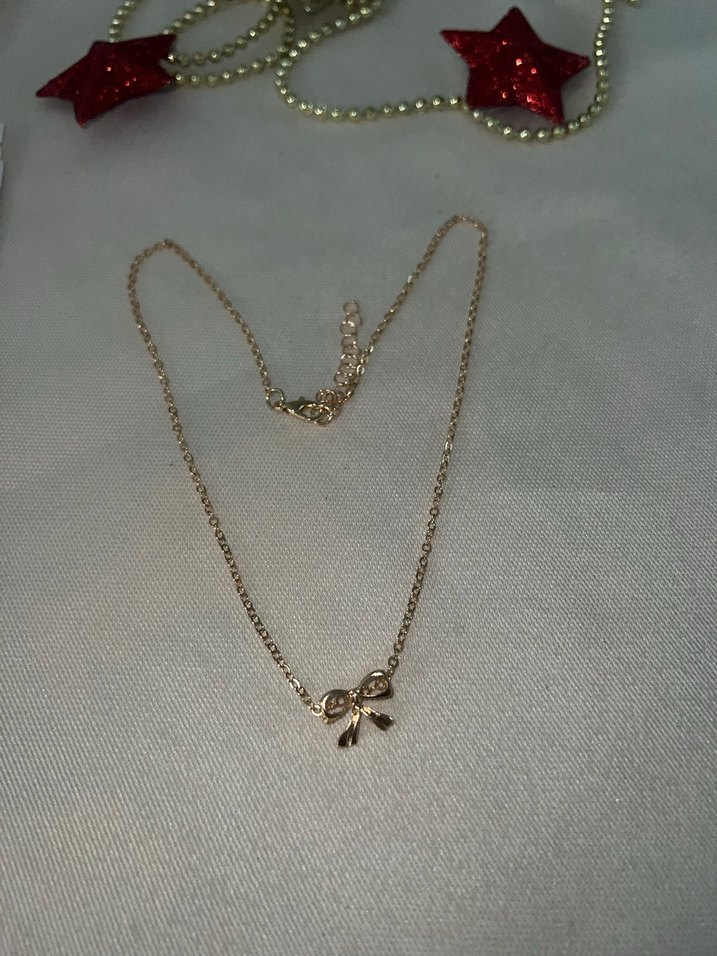 Kurdele detaylı altın rengi kaplamalı çelik kolye - Görsel 3