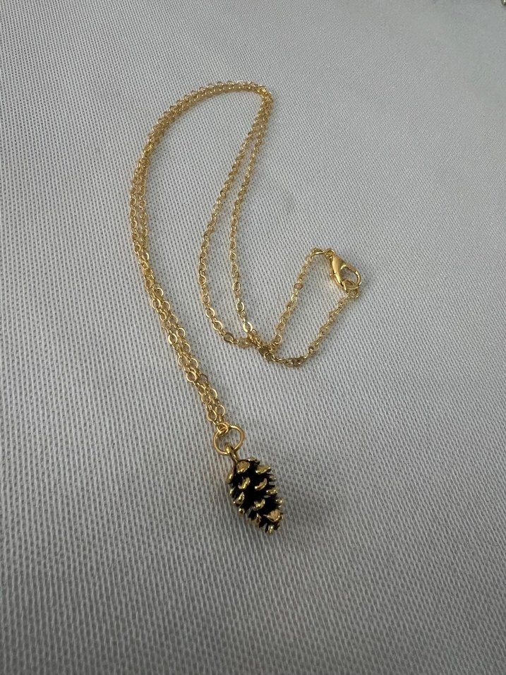 Kozalak desenli altın rengi kaplamalı kolye - Görsel 2