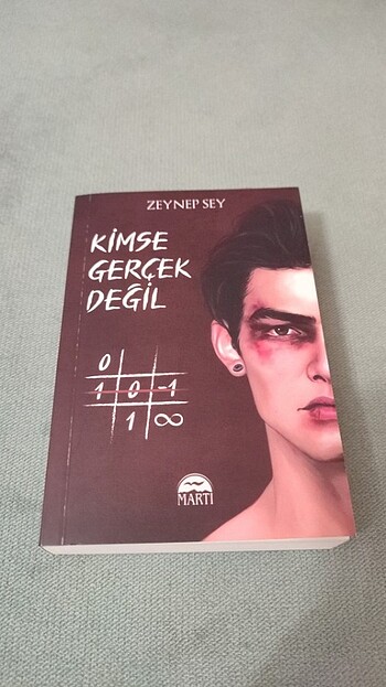 Kimse Gerçek Değil - Zeynep Sey