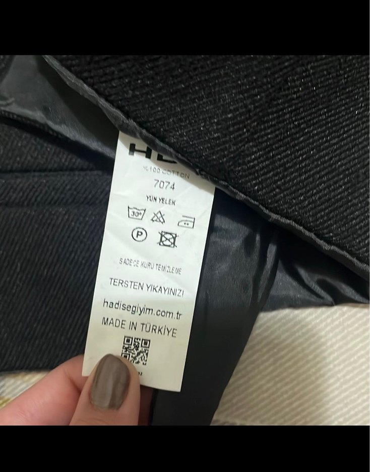 Siyah Düğmeli Kadın Yelek - Görsel 3