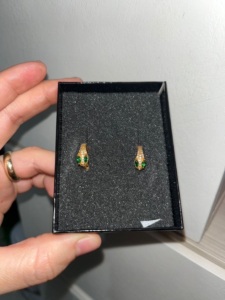 Altın Renk Mini Yılan Desenli Küpe - Görsel 2