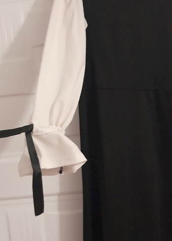 Beyaz Uzun Kollu siyah Dökümlü Uzun Elbise - Görsel 3