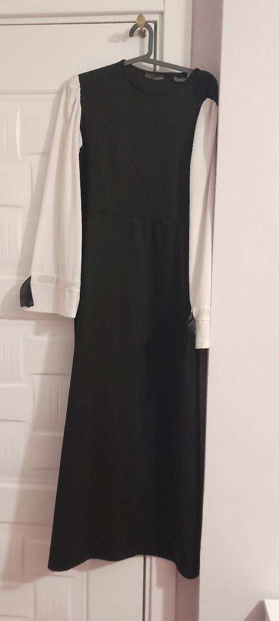 Beyaz Uzun Kollu siyah Dökümlü Uzun Elbise - Görsel 4