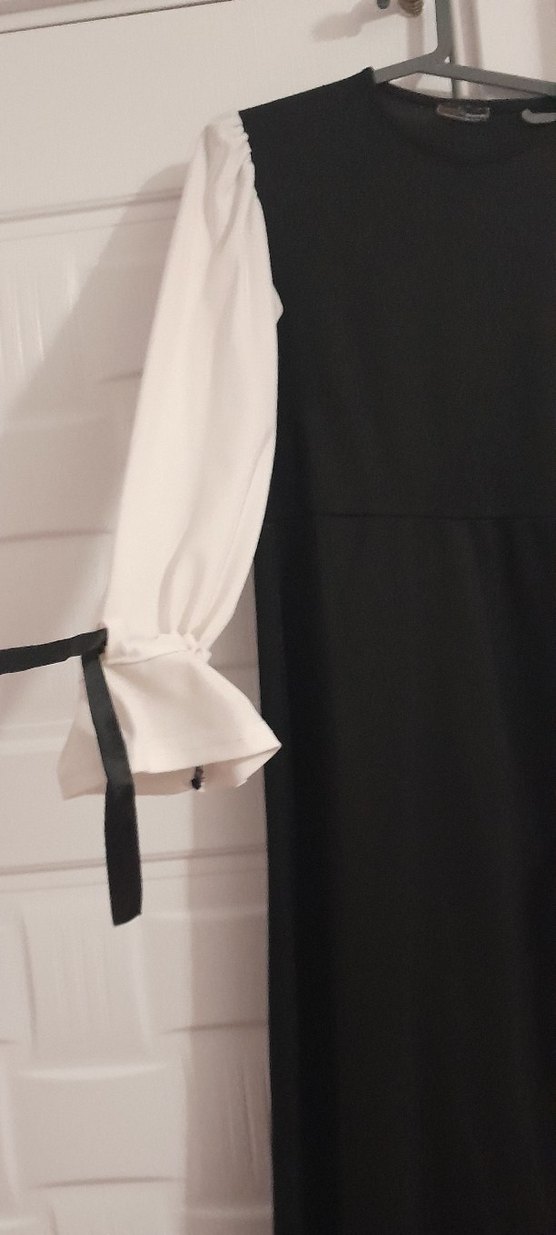Beyaz Uzun Kollu siyah Dökümlü Uzun Elbise - Görsel 3