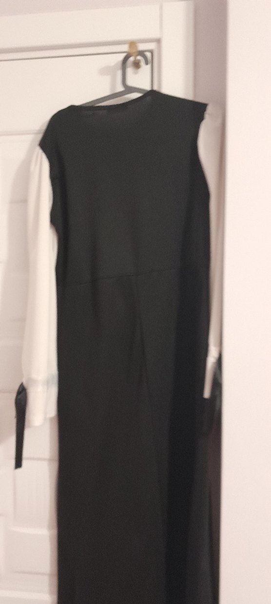 Beyaz Uzun Kollu siyah Dökümlü Uzun Elbise - Görsel 2