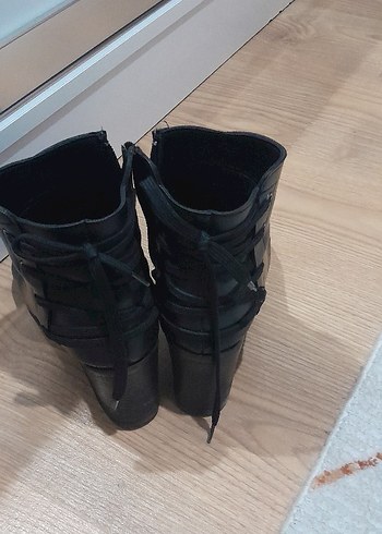 Siyah Deri  Topuklu Kadın Bot - Görsel 4