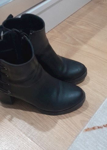 Siyah Deri  Topuklu Kadın Bot - Görsel 3