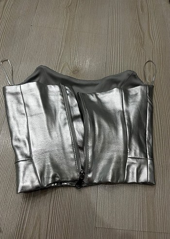 Bershka Metalik Gumus Crop Top Sehir Stiline Modern Dokunus