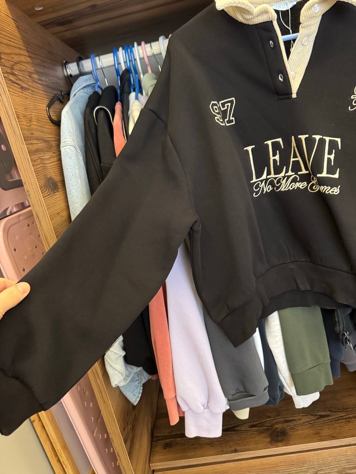 Siyah düğmeli Kadın Sweatshirt - Görsel 3