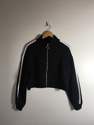 HM crop sweatshirt.