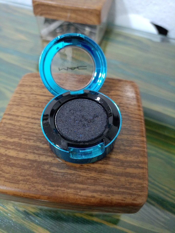 MAC Parlak sıyah lacivert yansıması var - Görsel 3