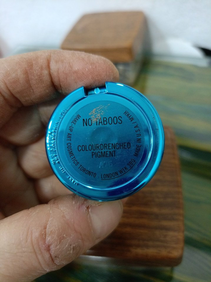 MAC Parlak sıyah lacivert yansıması var - Görsel 2