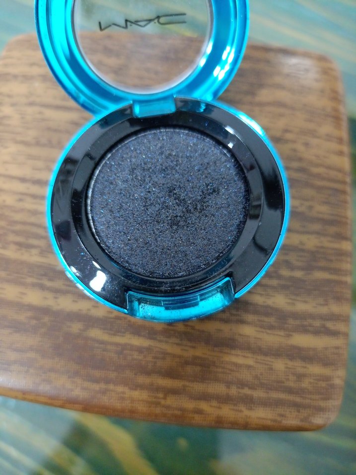 MAC Parlak sıyah lacivert yansıması var - Görsel 4