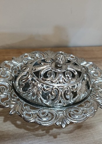 İşlemeli Parlak Altın Renkli Kapaklı Tabak - Görsel 2