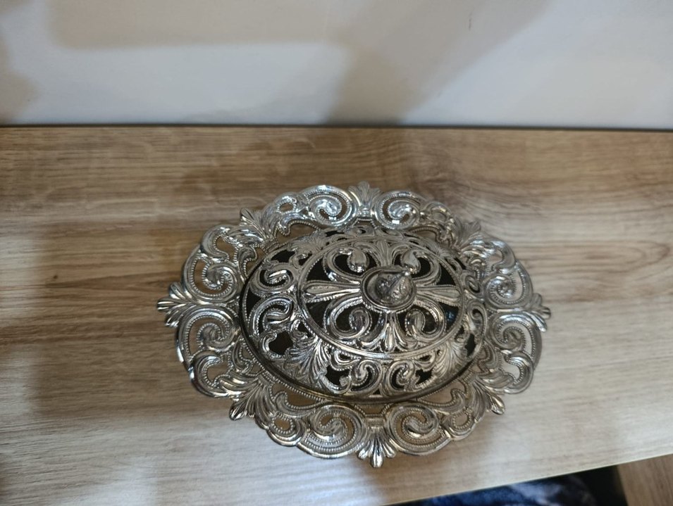 İşlemeli Parlak Altın Renkli Kapaklı Tabak - Görsel 3