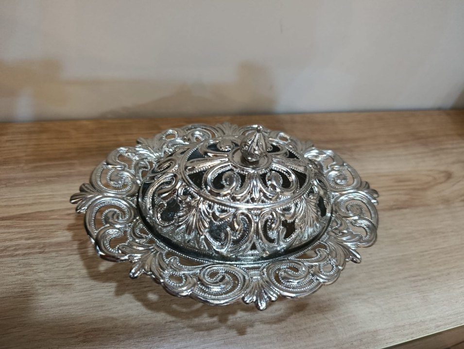 İşlemeli Parlak Altın Renkli Kapaklı Tabak - Görsel 2