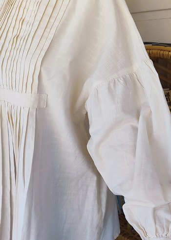 Piliseli Beyaz Nervürlü keten gömlek - Görsel 4