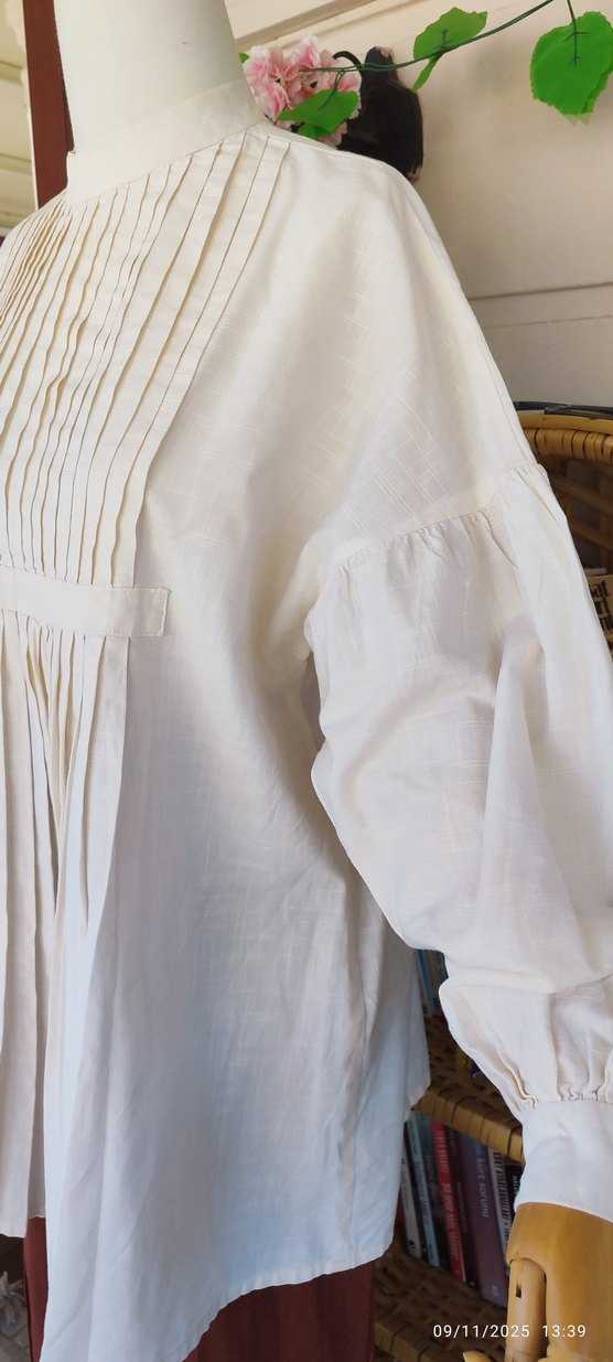 Piliseli Beyaz Nervürlü keten gömlek - Görsel 4