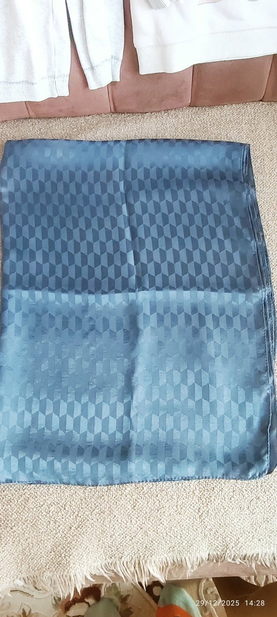 Kadın Mavi Piliseli Saten Şal - Görsel 5