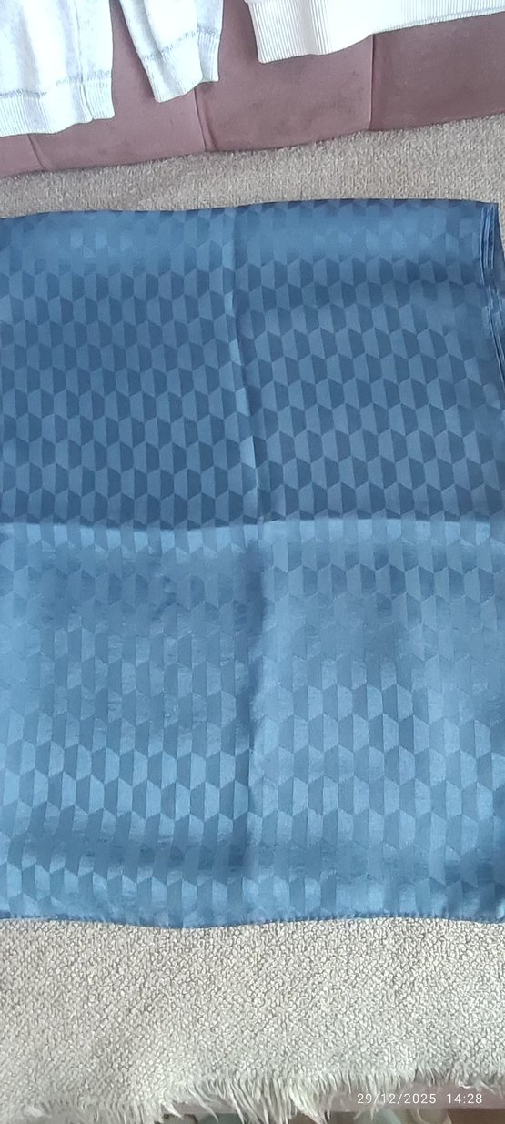 Kadın Mavi Piliseli Saten Şal - Görsel 4