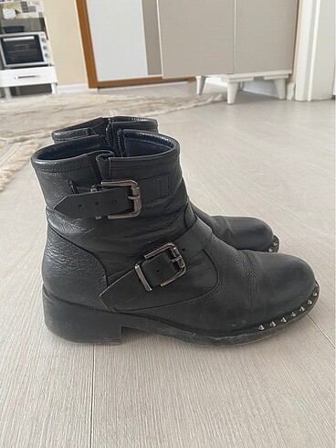 Zara Hakiki deri bot