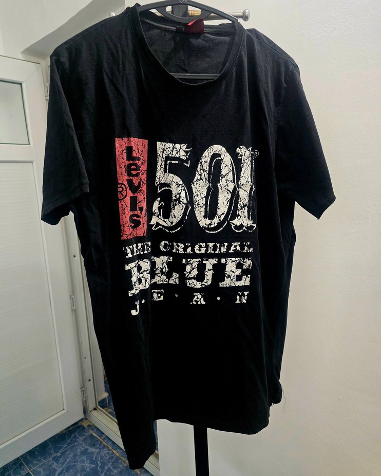 Levis 501 Siyah Baskılı Tişört — görsel 2/3