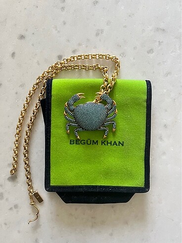 Begüm Khan yengeç kolye