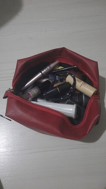 Makyaj çantası, cımbız, kalem, parfüm, gözlük camı sileceği, eye