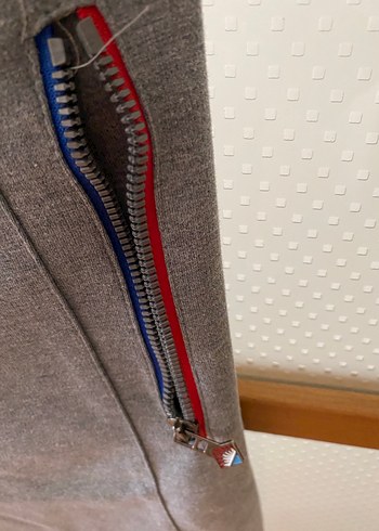 Bahçeşehir Gri- cepleri fermuarlı okul şortu - Görsel 3