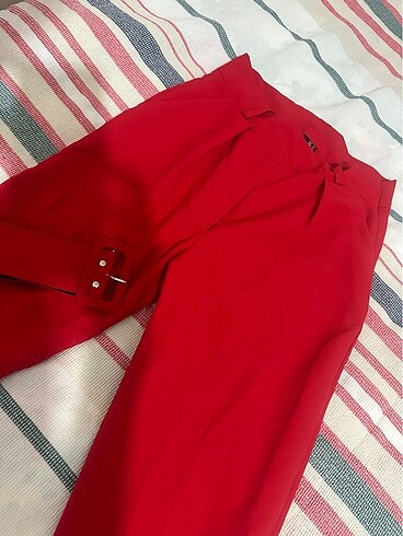 Diğer kırmızı kemerli pantolon