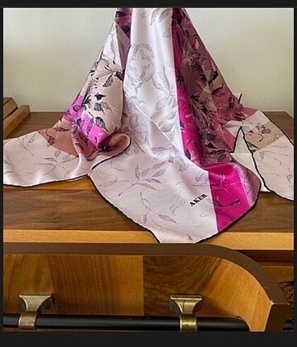 3 adet Aker 1 adet Pierre Cardin ipek eşarp