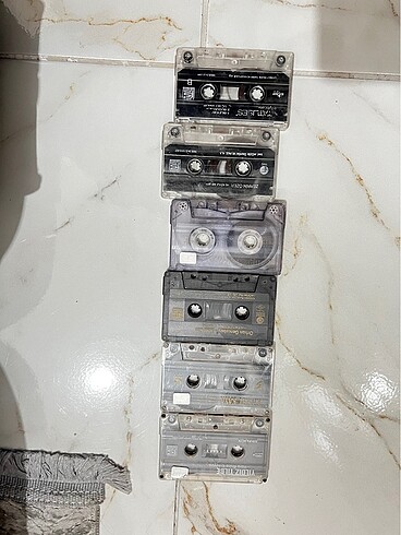 Altı adet eskilerden kalma kaset