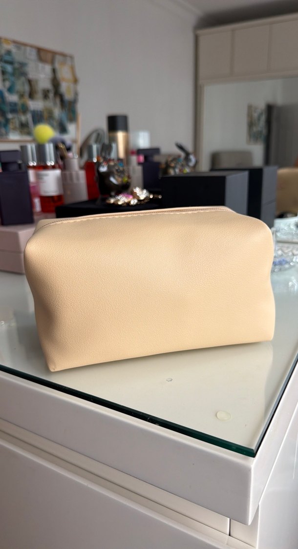 Bvlgari Emirates Business Class Bej Deri Makyaj Çantası — görsel 4/8