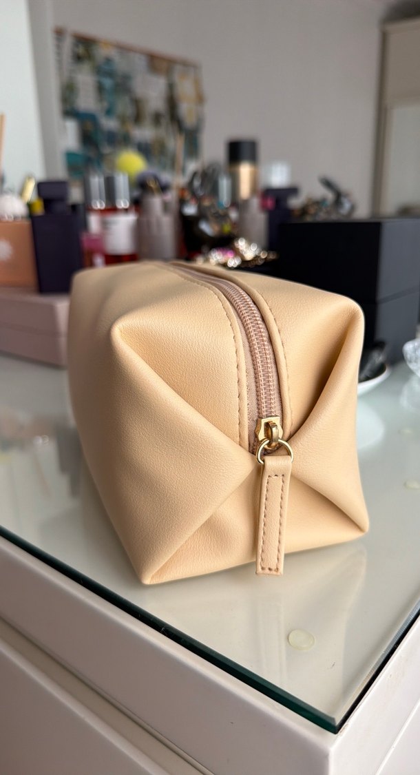 Bvlgari Emirates Business Class Bej Deri Makyaj Çantası — görsel 3/8
