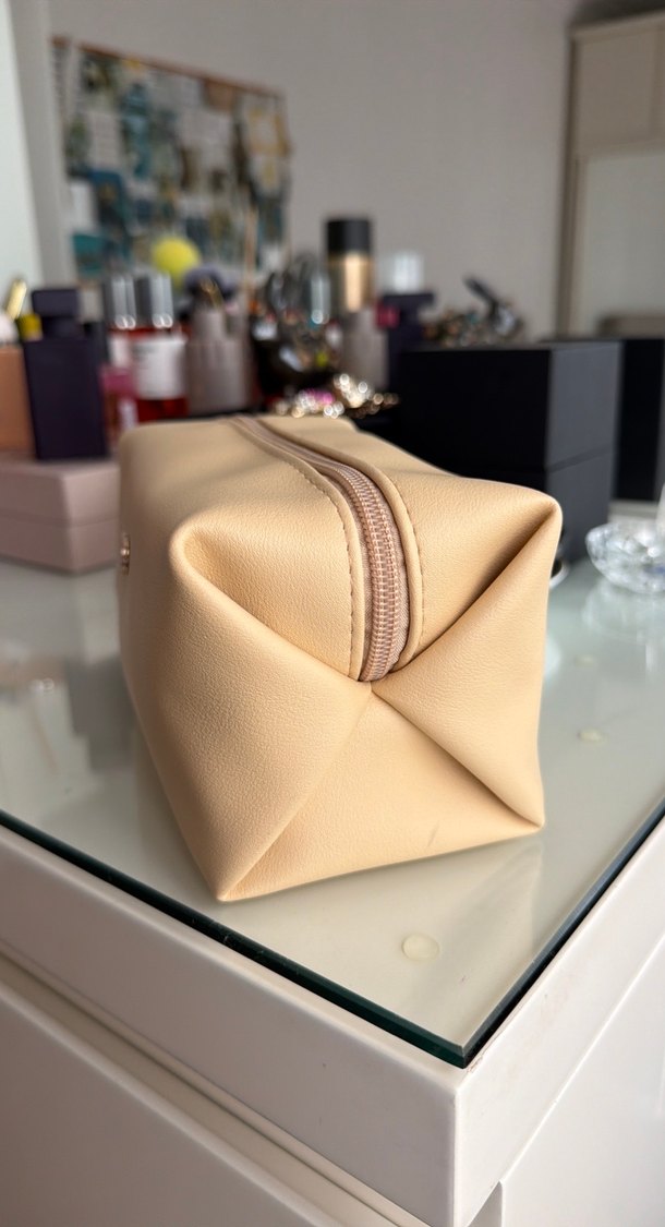 Bvlgari Emirates Business Class Bej Deri Makyaj Çantası — görsel 5/8