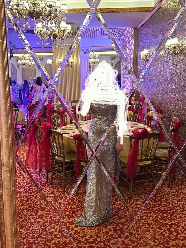 Gri Uzun Askılı Abiye Elbise marka cengiz aktürk bikere giyildi - Görsel 2