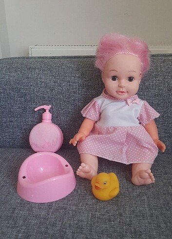 Altını ıslatan gözleri kapanan bebek. Sesli ve müzikli
