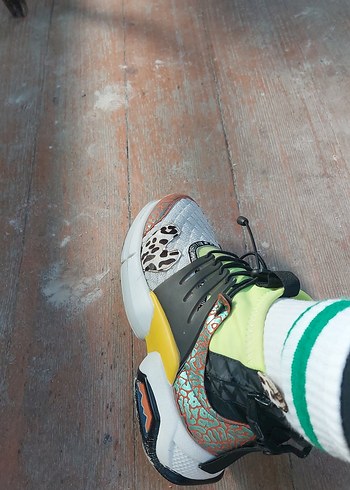 Renkli Yılan Desenli Bağcıklı Kadın Spor Ayakkabı - Görsel 3