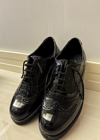 Siyah Rugan Yılan Desenli Dolgu Topuklu Bağcıklı Ayakkabı - Görsel 2