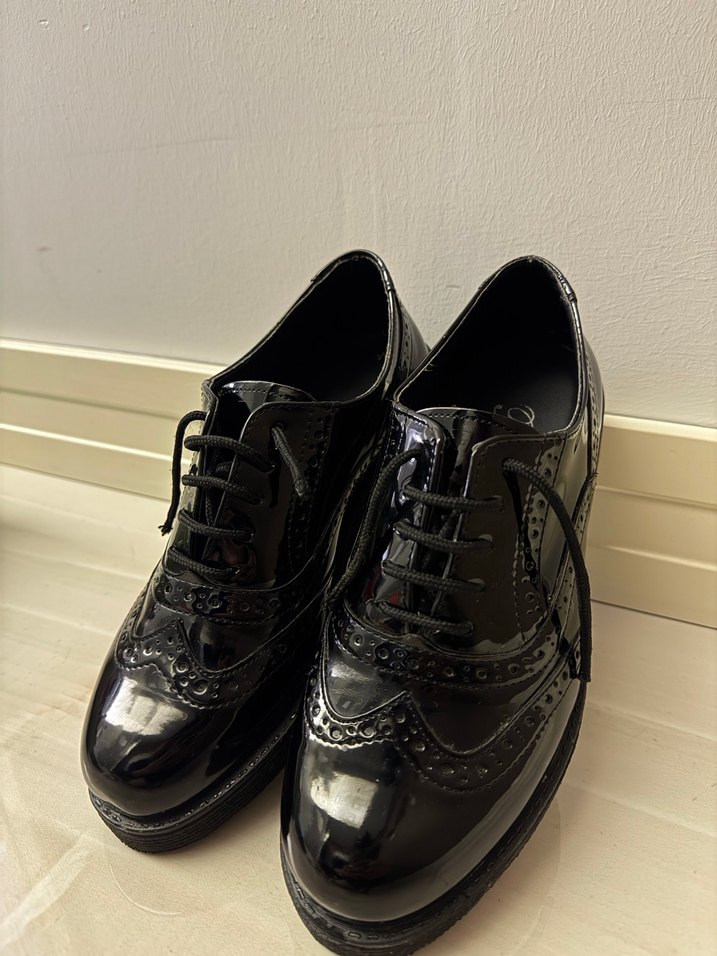 Siyah Rugan Yılan Desenli Dolgu Topuklu Bağcıklı Ayakkabı - Görsel 2