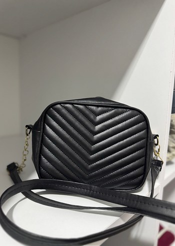 Siyah Parlak Desenli Zincir Detaylı Deri Çanta - Görsel 2