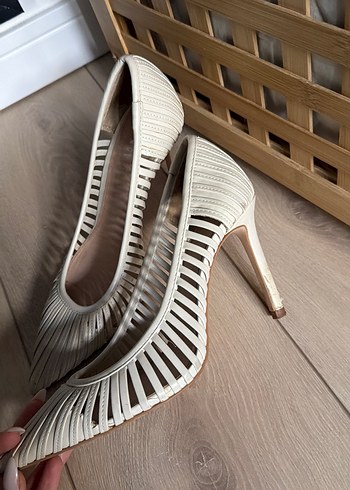 Zara Beyaz Pileli Stiletto Topuklu Kadın Ayakkabı