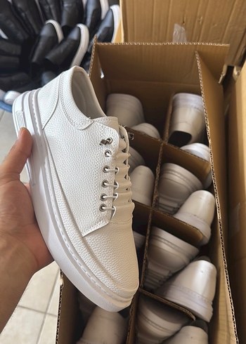 Diğer Minimal Beyaz Deri Sneaker