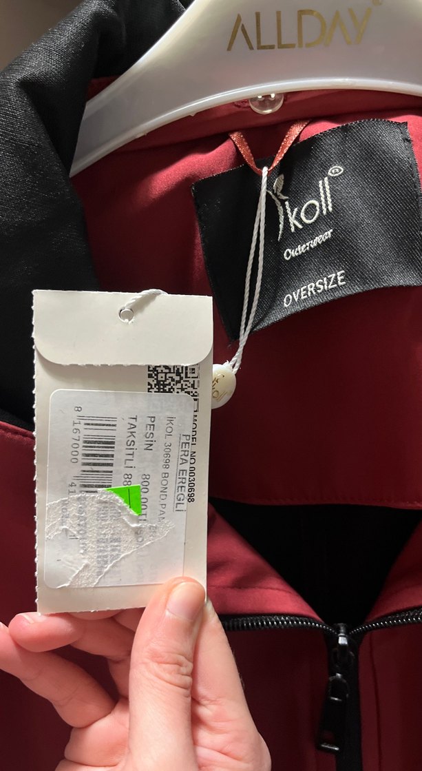 Bordo Uzun Dökümlü Kadın Yağmurluk - Görsel 3