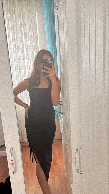 Siyah büzgülü yırtmaçlı elbise