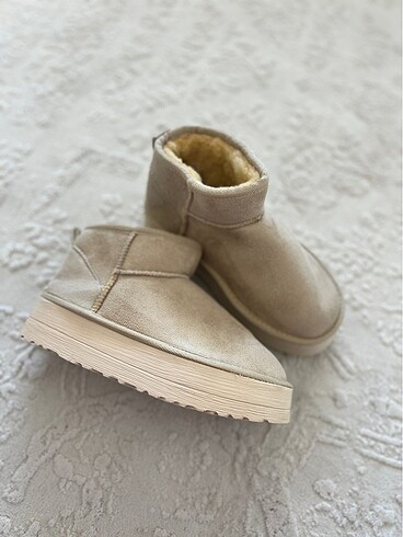 Ugg Kalın taban içi yünlü kısa ugg