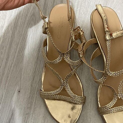 37 Beden Gold kısa topuk derimod ayakkabı