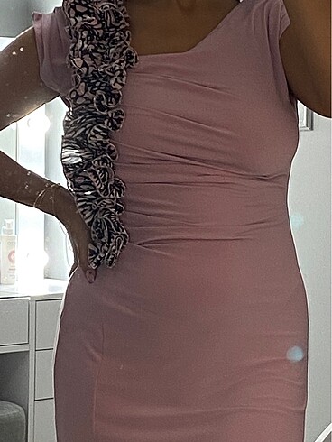 Pembe elbise