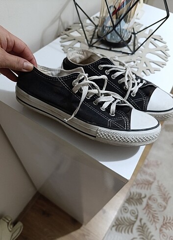 Converse spor ayakkabı...